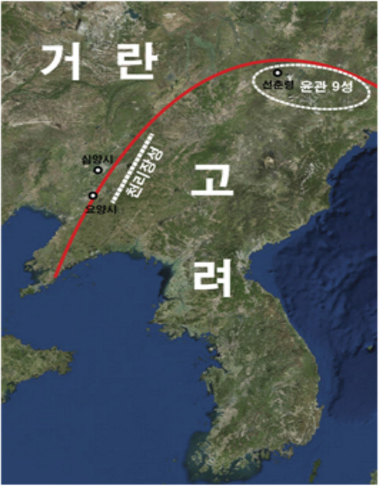 인하대 고조선연구소(소장 김연성)가 일제 강점기 일제 관변학자가 왜곡한 고려 국경을 실증적 사료를 통해 바로잡아 관심을 끌고 있다. 연구소는 고려의 서북 국경은 현재 중국 요하지역으로 추정된다고 밝혔다. 이번 연구결과는 인하대 고조선연구소 연구 총서 '압록과 고려의 북계'라는 이름으로 10월 31일 발간됐다. 총서의 내용은 기존의 정설인 압록강과 원산만을 잇는 선을 훨씬 뛰어넘는 것으로 역사지리학계의 최대 논쟁의 대상이 될 전망이다. 인하대 고조선연구소가 주장하는 고려사 및 당시 공식 중국 측 공식 사서 요사, 금사를 반영한 고려 국경. 인하대 제공